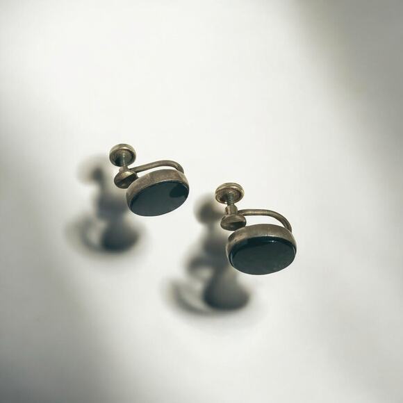 Vintage Black resin oval shaped screw back earrings 1/20 12k - Picture 3 of 7